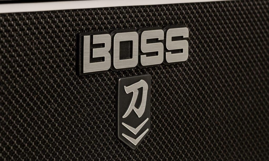 Il logo Boss è impresso sul pannello frontale nero.