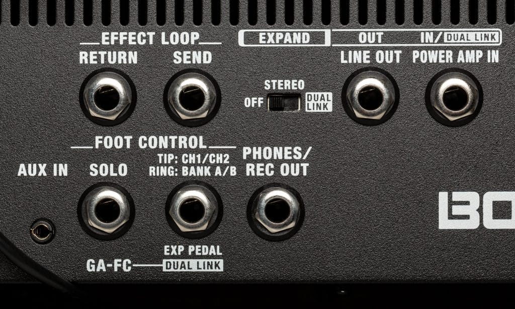 Oltre a un loop di effetti e a connessioni per controller a pedale esterni, il combo può essere accoppiato con un altro Katana Artist per una configurazione stereo.