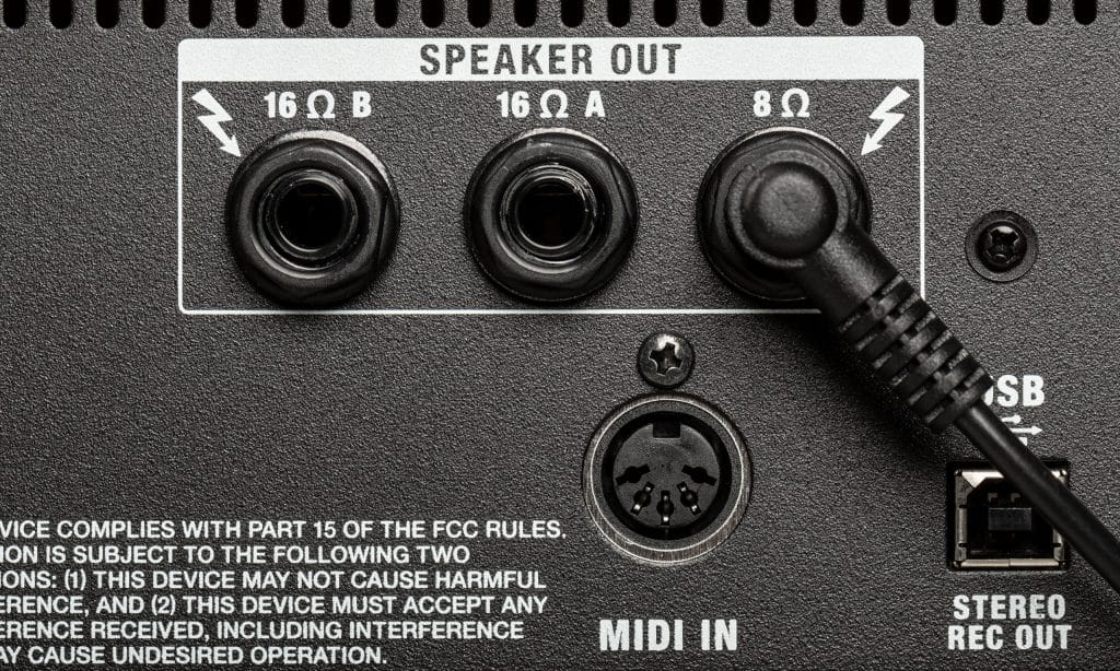 Lo speaker interno ha 8 ohm, ma è possibile collegare anche due altoparlanti da 16 ohm.