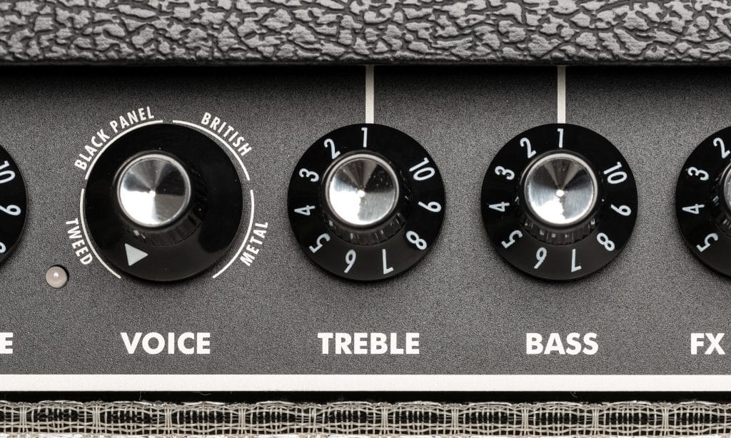 La manopola VOICE consente di selezionare un'intera gamma di tipi di amplificatori diversi tra le categorie Tweed, Blackface, British e Metal.