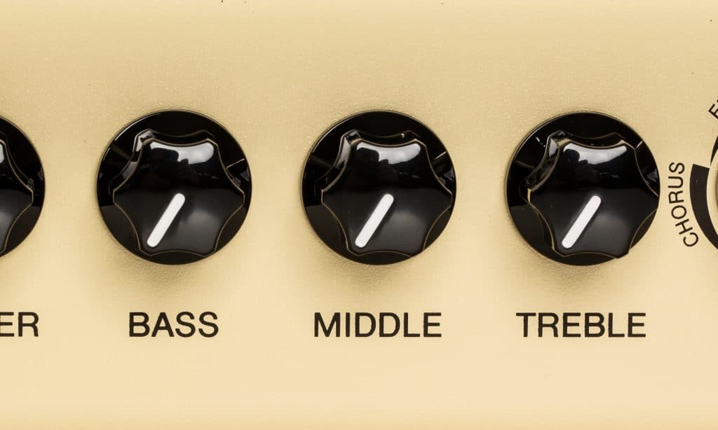 I controlli dei bassi (bass), medi (middle) e alti (treble) servono a modellare il suono.