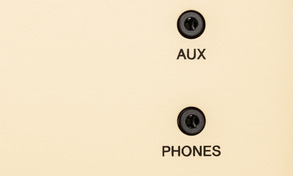 Qui si trovano anche le due connessioni Aux In e Phones.