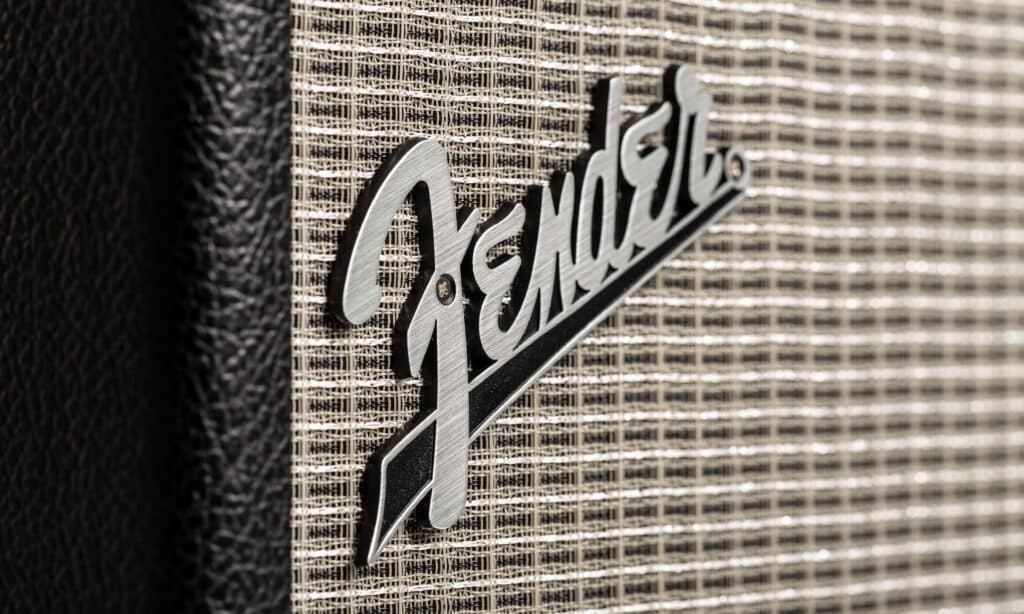 Il logo Fender argentato è impresso nell'angolo superiore sinistro.