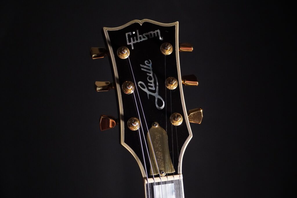 6-Gibson-ES-335-B.B.-King-Lucille-Signature-Ebony-Headstock