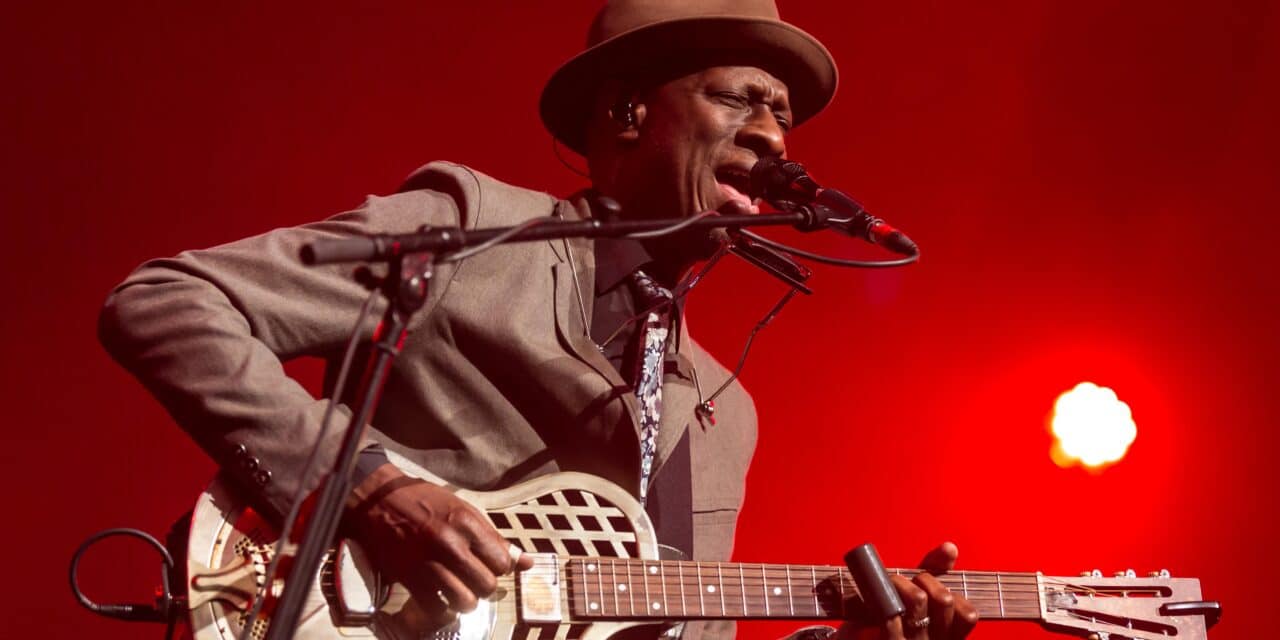 Keb’ Mo’: 10 canzoni inaspettate e sorprendenti con la magia del suo tocco inconfondibile